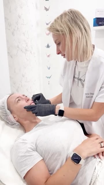 Dra. Olesya Galysheva realizando una valoración facial en el centro